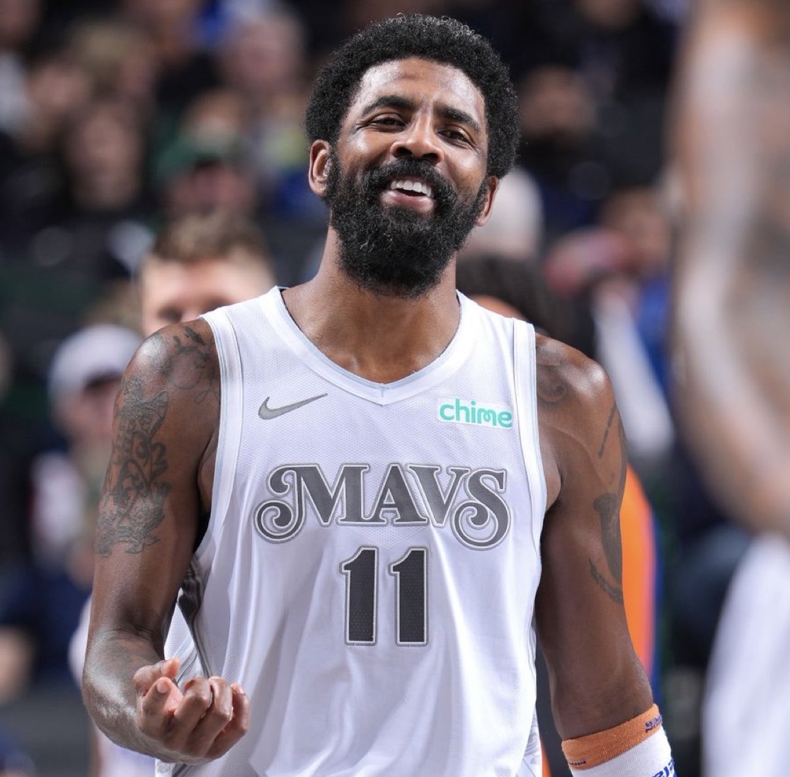 表现也不容 表现也不容